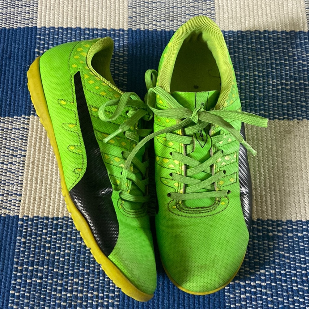 ⚽️Puma soccer shoes, size 2